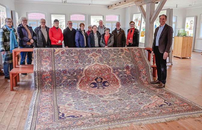 Stefan Drechsle (rechts) hat den Orientteppich den Mitgliedern des Fördervereins Glashütte als Dauerleihgabe überlassen.<span class='image-autor'>Foto: Baiersbronn Touristik/Aline Müller</span>