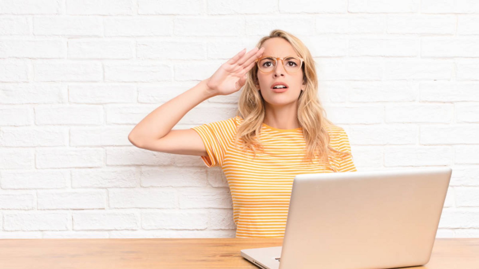 Erfahren Sie, was „o7“ in Chats bedeutet & was damit in der Jugendsprache gemeint ist. So benutzt man den Emoji.Foto: Kues / Shutterstock.com Erfahren Sie, was „o7“ in Chats bedeutet & was damit in der Jugendsprache gemeint ist. So benutzt man den Emoji.Foto: Kues / Shutterstock.com