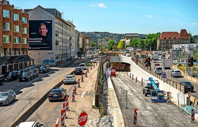 Autos in Richtung Charlottenplatz fahren bald durch den neuen Tunnelabschnitt und den sich daran anschließenden Bestandstunnel.<span class='image-autor'>Foto: Fabrice Weichelt</span>