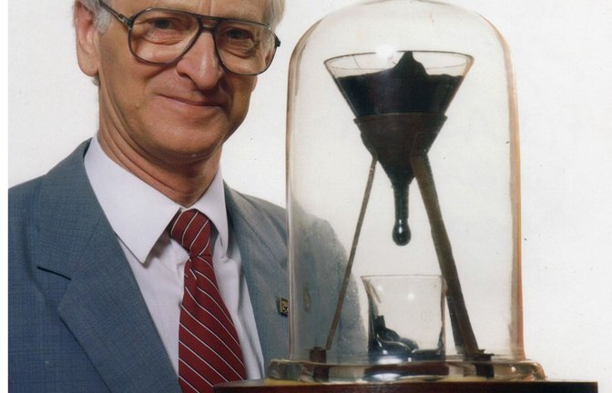 Geduldig: Physiker Mainstone mit   Pechtropfenexperiment<span class='image-autor'>Foto: Wikimedia Commons/</span>