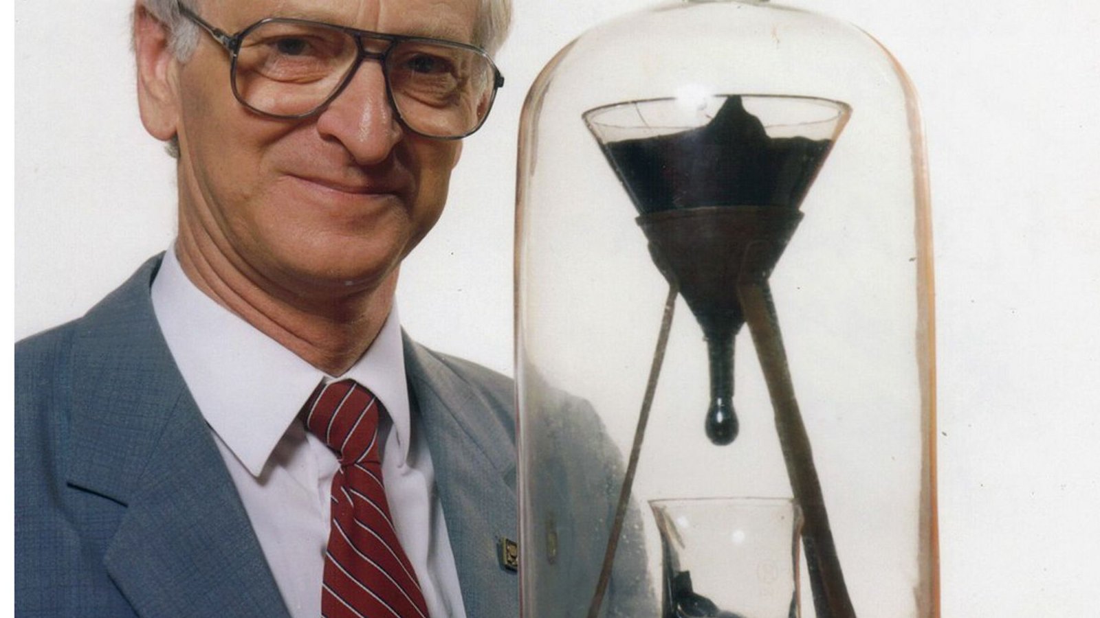 Geduldig: Physiker Mainstone mit PechtropfenexperimentFoto: Wikimedia Commons/ Geduldig: Physiker Mainstone mit PechtropfenexperimentFoto: Wikimedia Commons/