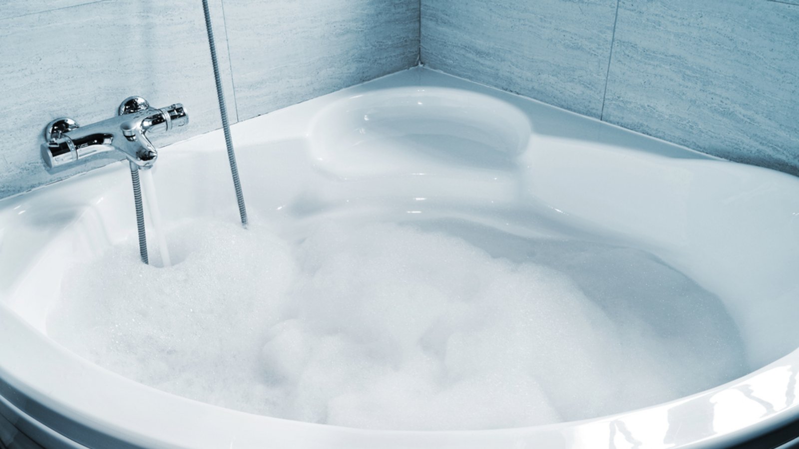 Sollte man mit Fieber lieber nicht baden?Foto: nito / shutterstock.com Sollte man mit Fieber lieber nicht baden?Foto: nito / shutterstock.com