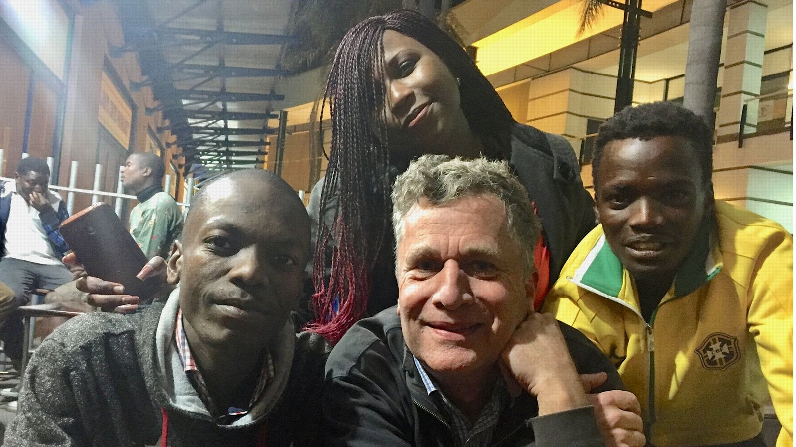 Johannes Dieterich im Jahr 2012 mit simbabwischen Jugendlichen in Bulawayo – nach Harare ist das die zweitgrößte Stadt des Landes.Foto: privat Johannes Dieterich im Jahr 2012 mit simbabwischen Jugendlichen in Bulawayo – nach Harare ist das die zweitgrößte Stadt des Landes.Foto: privat