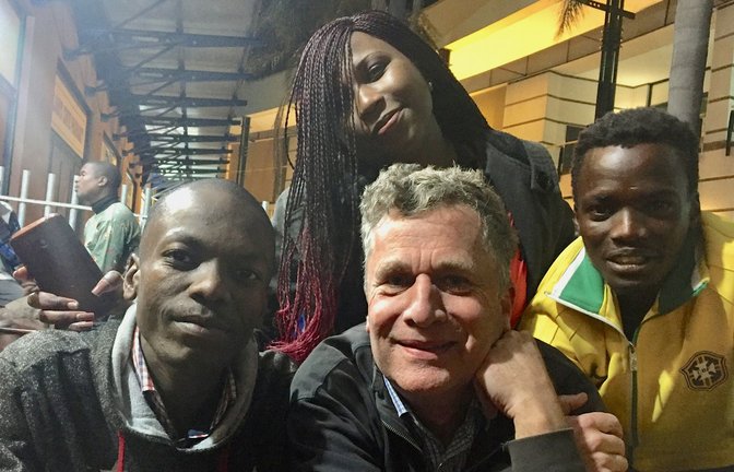Johannes Dieterich  im Jahr 2012 mit simbabwischen Jugendlichen in Bulawayo – nach Harare ist das die zweitgrößte Stadt des Landes.<span class='image-autor'>Foto: privat</span>