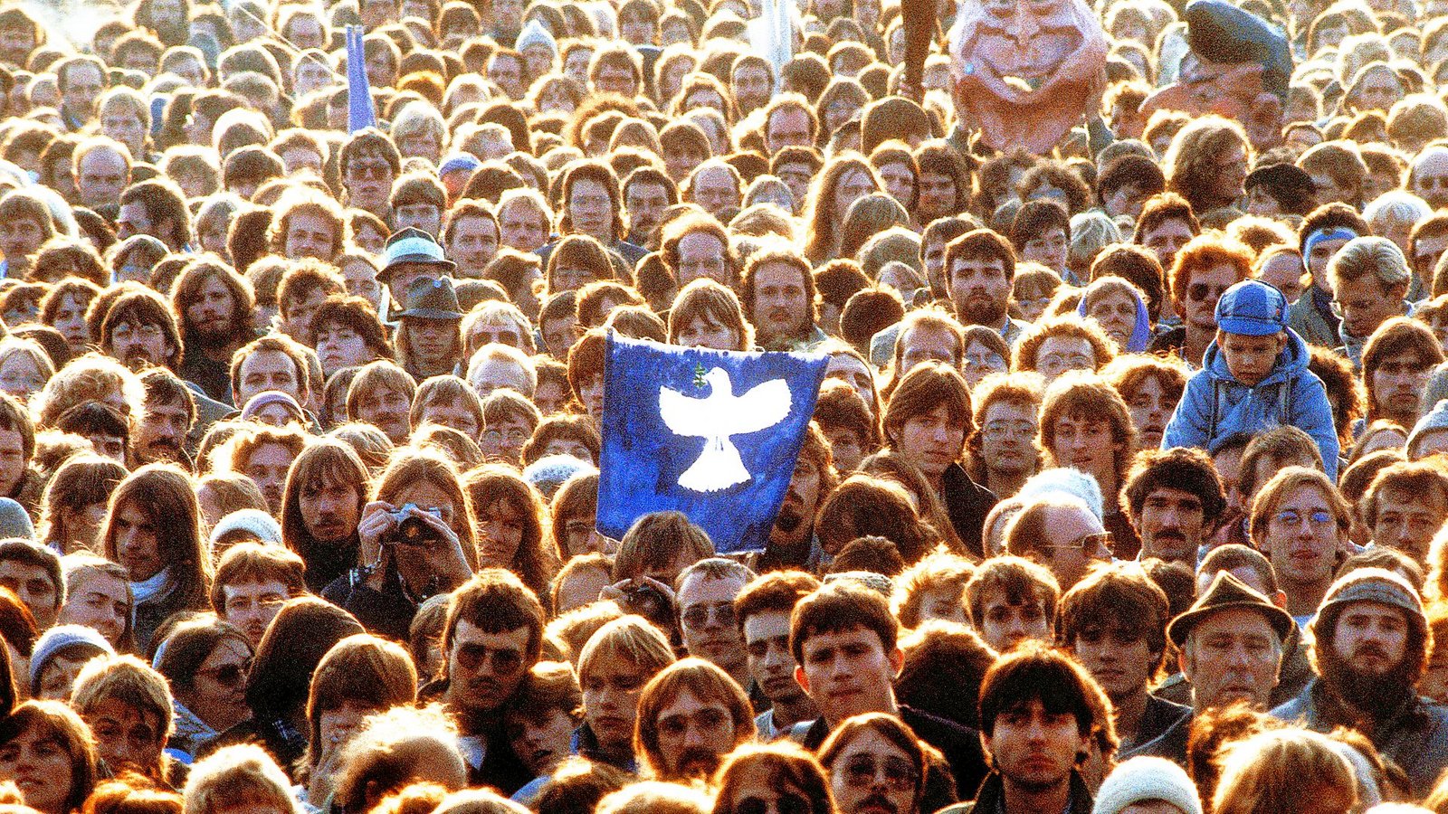 1983 demonstrierten Hunderttausende gegen die atomare Aufrüstung. Eine heutige Friedensbewegung könnte daran anknüpfen – müsste aber auch aus den Fehlern der Vorgänger lernen.Foto: imago 1983 demonstrierten Hunderttausende gegen die atomare Aufrüstung. Eine heutige Friedensbewegung könnte daran anknüpfen – müsste aber auch aus den Fehlern der Vorgänger lernen.Foto: imago