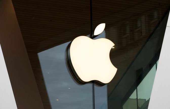 Apple-Logo an der Fassade eines Apple-Stores in New York.<span class='image-autor'>Foto: Kathy Willens/AP/dpa</span>