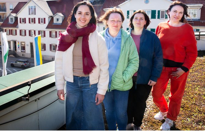 Geflüchtete Ukrainerinnen aus  Poltawa auf dem Dach des  Rathauses in Filderstadt: Kataryna Voitenko, Nataliia Klymko, Lena Nefodova und Elena Yeherova (von links).<span class='image-autor'>Foto: /Ines Rudel</span>