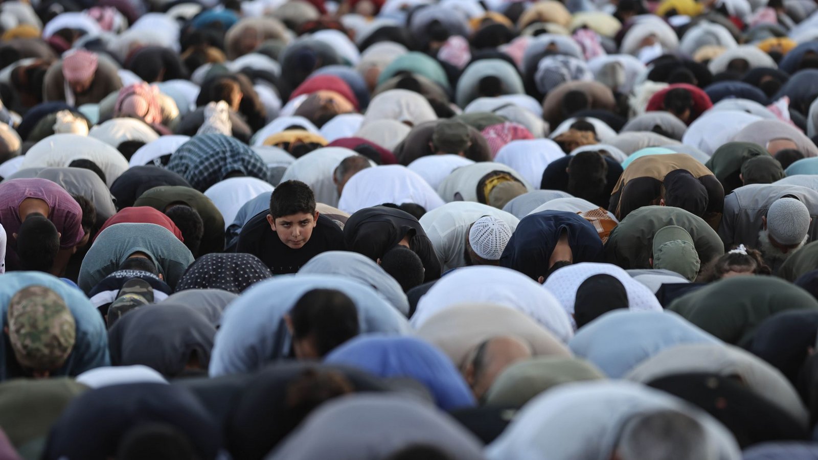 Syrische Muslime verrichten das Eid al-Adha-Gebet auf einem öffentlichen Platz in Idlib. Eid al-Adha ist das heiligste Fest im Islam, bei dem Muslime Rinder und Schafe schlachten, um der Bereitschaft des Propheten Ibrahim zu gedenken, seinen Sohn Ismael zu opfern (Archivbild).Foto: dpa/Anas Alkharboutli Syrische Muslime verrichten das Eid al-Adha-Gebet auf einem öffentlichen Platz in Idlib. Eid al-Adha ist das heiligste Fest im Islam, bei dem Muslime Rinder und Schafe schlachten, um der Bereitschaft des Propheten Ibrahim zu gedenken, seinen Sohn Ismael zu opfern (Archivbild).Foto: dpa/Anas Alkharboutli