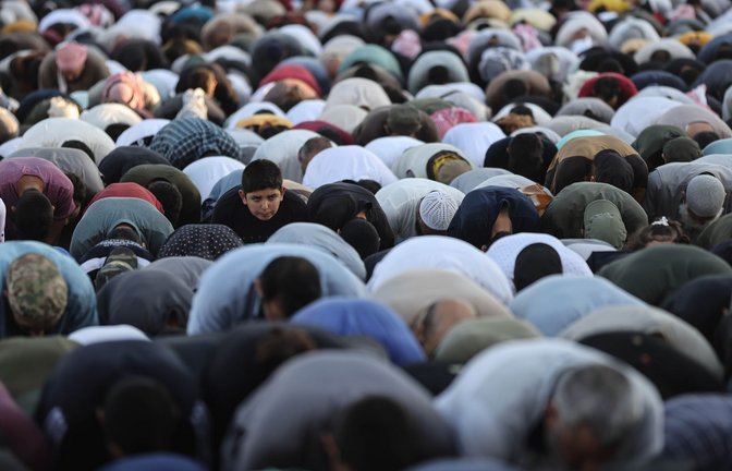 Syrische Muslime verrichten das Eid al-Adha-Gebet auf einem öffentlichen Platz in Idlib. Eid al-Adha ist das heiligste Fest im Islam, bei dem Muslime Rinder und Schafe schlachten, um der Bereitschaft des Propheten Ibrahim  zu gedenken, seinen Sohn Ismael zu opfern (Archivbild).<span class='image-autor'>Foto: dpa/Anas Alkharboutli</span>