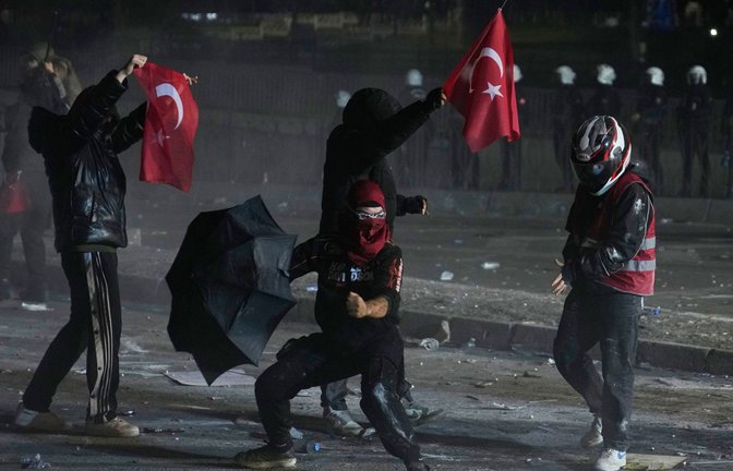 Die Polizei feuert während einer Demonstration Tränengas ab, nachdem der Bürgermeister von Istanbul, Imamoglu, festgenommen und inhaftiert wurde. (Archivbild)<span class='image-autor'>Foto: AP/Khalil Hamra</span>