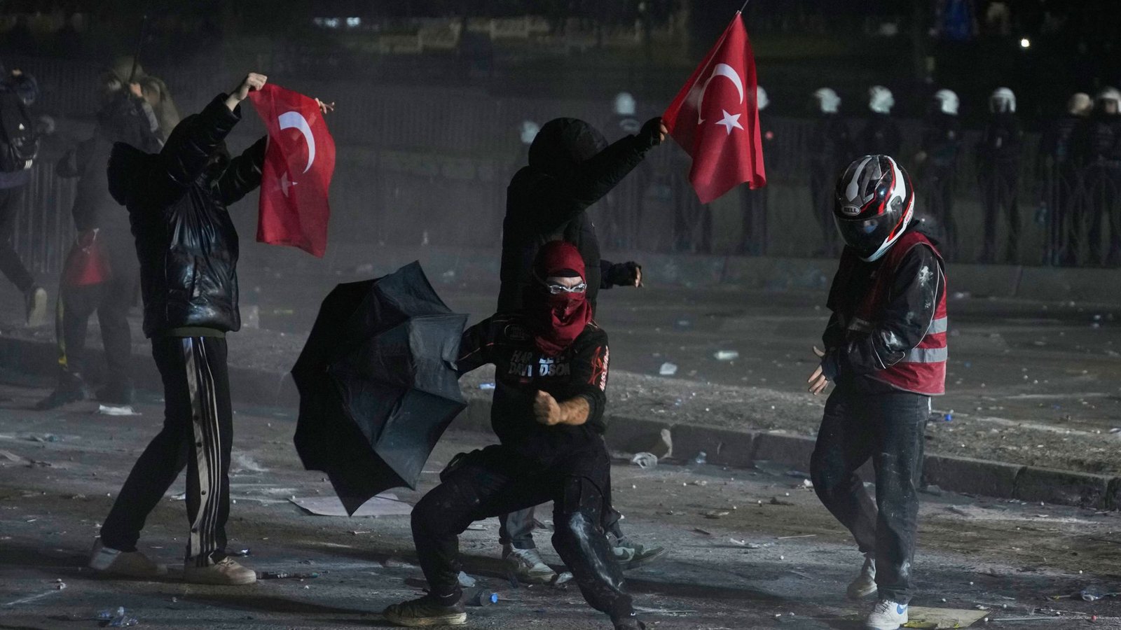 Die Polizei feuert während einer Demonstration Tränengas ab, nachdem der Bürgermeister von Istanbul, Imamoglu, festgenommen und inhaftiert wurde. (Archivbild)Foto: AP/Khalil Hamra Die Polizei feuert während einer Demonstration Tränengas ab, nachdem der Bürgermeister von Istanbul, Imamoglu, festgenommen und inhaftiert wurde. (Archivbild)Foto: AP/Khalil Hamra