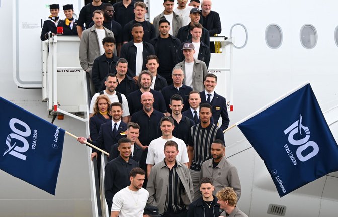 Vor dem Abflug nahm sich die Mannschaft noch Zeit für ein Gruppenfoto.<span class='image-autor'>Foto: dpa/Florian Wiegand</span>
