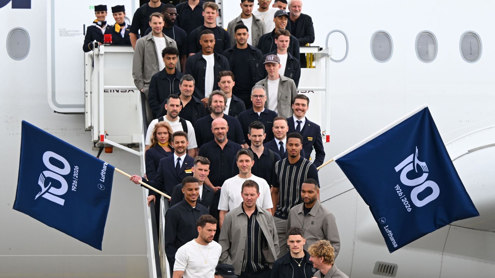 Vor dem Abflug nahm sich die Mannschaft noch Zeit für ein Gruppenfoto.Foto: dpa/Florian Wiegand