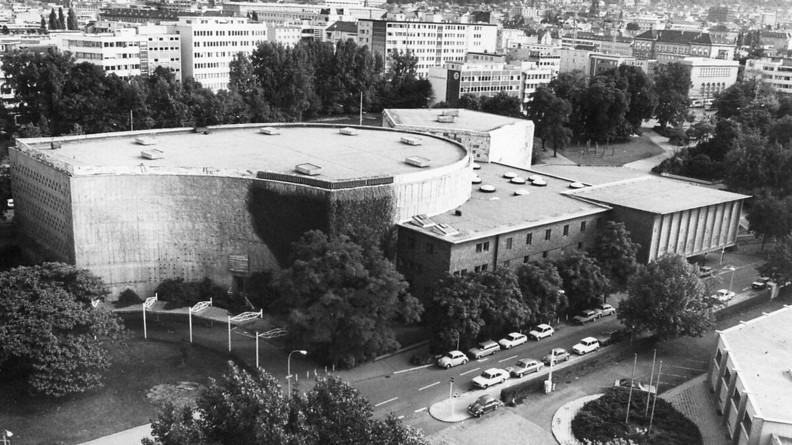 Das Degerlocher Bauunternehmen Gustav Epple verantwortete den Rohbau der Stuttgarter Liederhalle in der Stadtmitte. Aus dem Unternehmensarchiv stammt dieses Foto aus dem Jahr 1956.Foto: Gustav Epple GmbH Das Degerlocher Bauunternehmen Gustav Epple verantwortete den Rohbau der Stuttgarter Liederhalle in der Stadtmitte. Aus dem Unternehmensarchiv stammt dieses Foto aus dem Jahr 1956.Foto: Gustav Epple GmbH