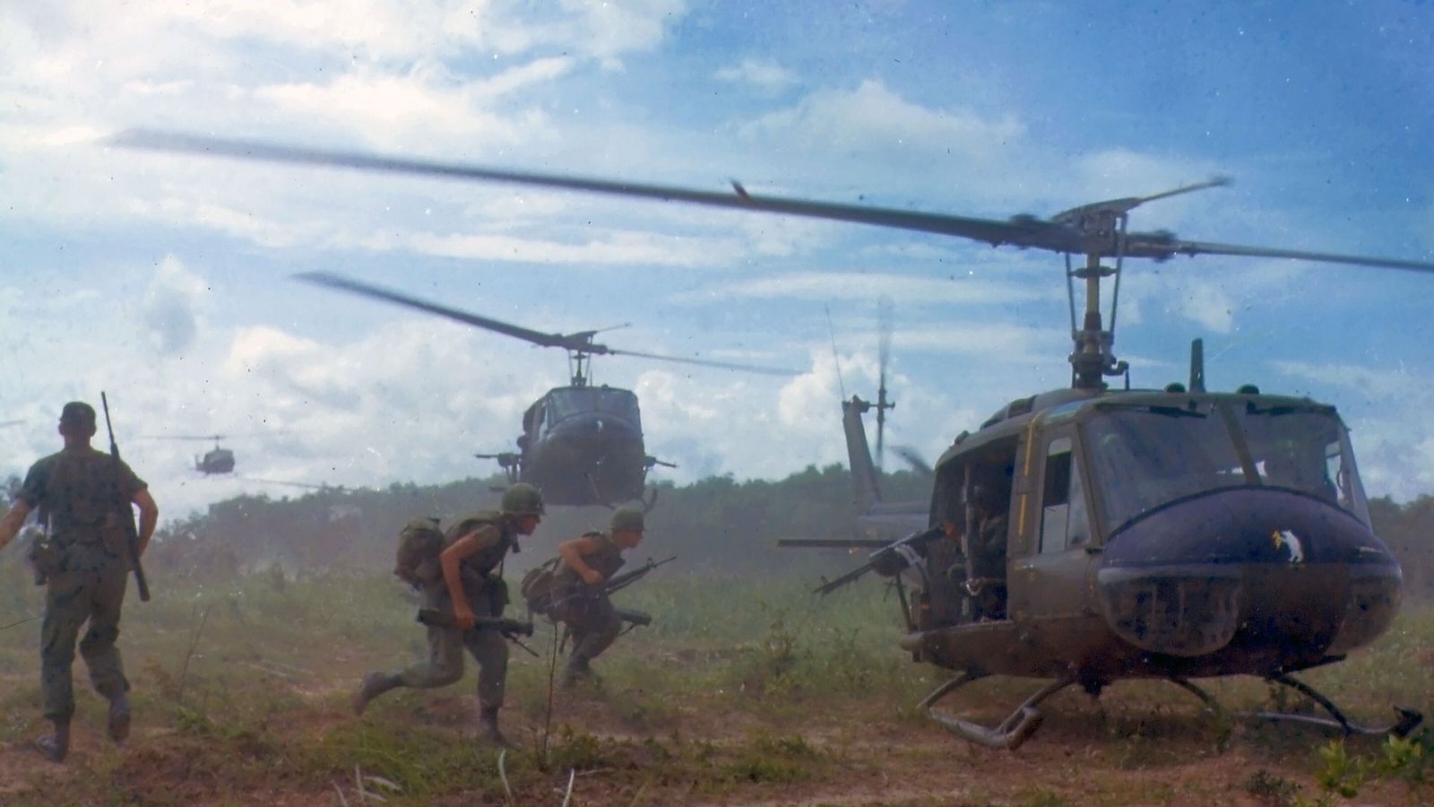 US-Hubschraubereinsatz in Vietnam (1966): 1964 intervenierten USA und Sowjetunion im Vietnamkrieg. Die Sowjetunion stattete das kommunistische Nordvietnam mit Waffen aus, während die USA für die Südvietnamesen mit Hunderttausenden eigenen Soldaten einsetzte. Der Konflikt endete 1973 mit dem erfolglosen Abzug der US-Truppen und der Eroberung Südvietnams durch die Kommunisten.Foto: Wikipedia commons/James K. F. Dung, SFC/National Archives and Records Administration