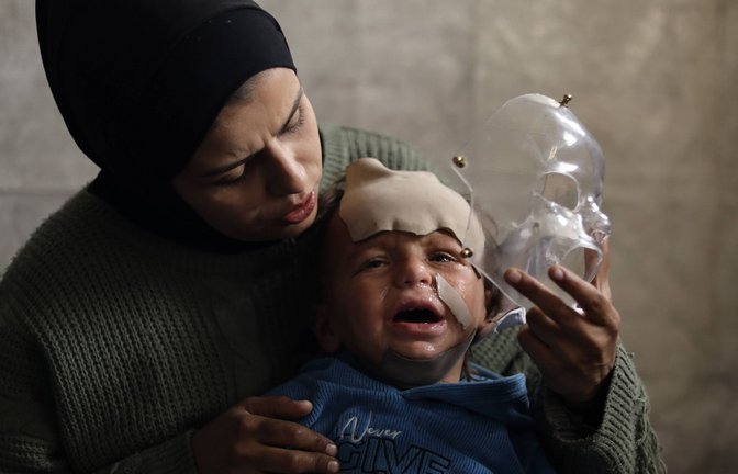 Schwer verletztes palästinensisches Kind im Gazastreifen. Angesichts der katastrophalen Lage in Gaza fordert die israelische Organisation Ärzte für Menschenrechte die Haftentlassung von 14 palästinensischen Ärzten (Archivfoto).<span class='image-autor'>Foto: IMAGO/Anadolu Agency/IMAGO/Khames Alrefi</span>