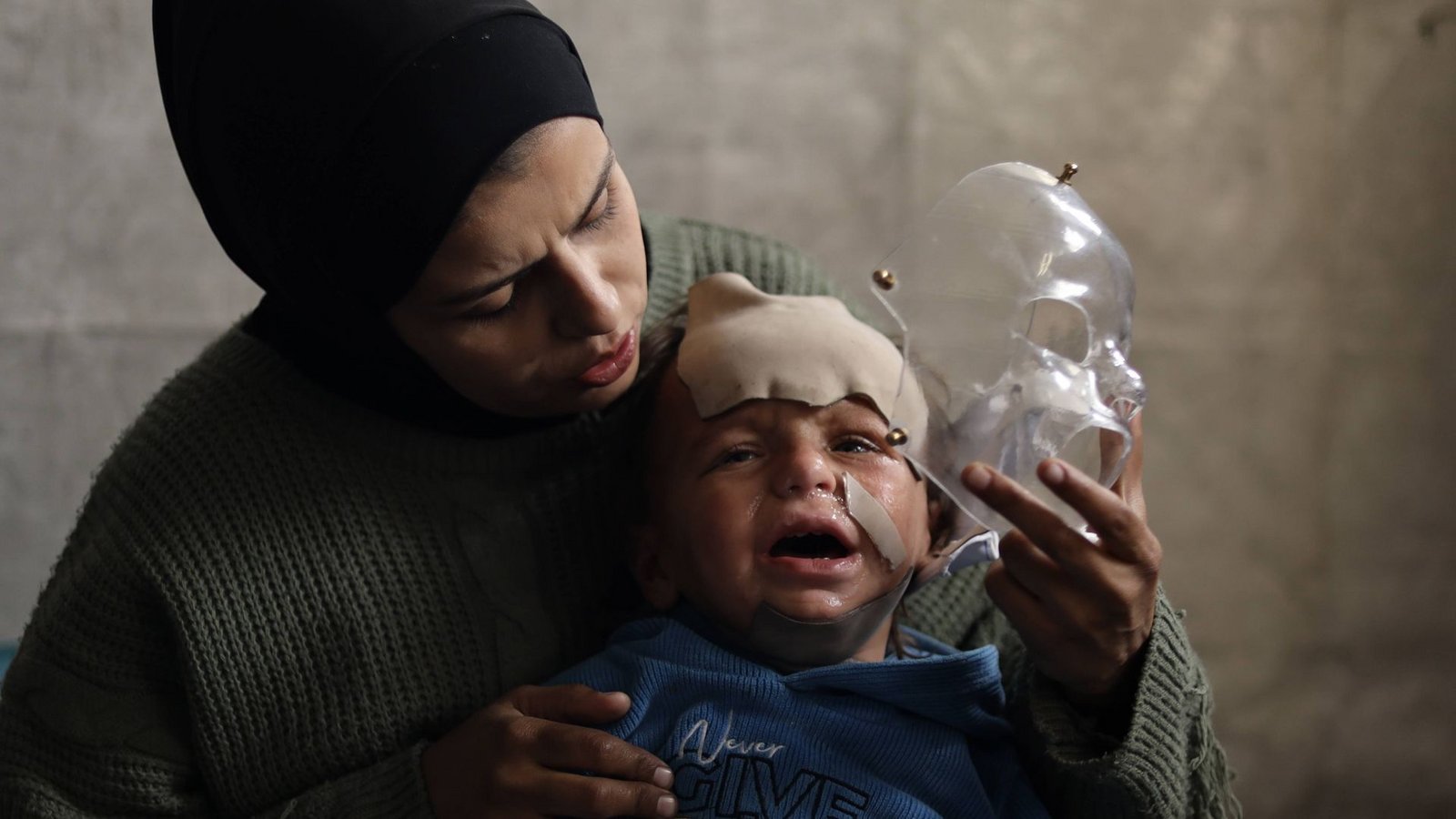 Schwer verletztes palästinensisches Kind im Gazastreifen. Angesichts der katastrophalen Lage in Gaza fordert die israelische Organisation Ärzte für Menschenrechte die Haftentlassung von 14 palästinensischen Ärzten (Archivfoto).Foto: IMAGO/Anadolu Agency/IMAGO/Khames Alrefi Schwer verletztes palästinensisches Kind im Gazastreifen. Angesichts der katastrophalen Lage in Gaza fordert die israelische Organisation Ärzte für Menschenrechte die Haftentlassung von 14 palästinensischen Ärzten (Archivfoto).Foto: IMAGO/Anadolu Agency/IMAGO/Khames Alrefi