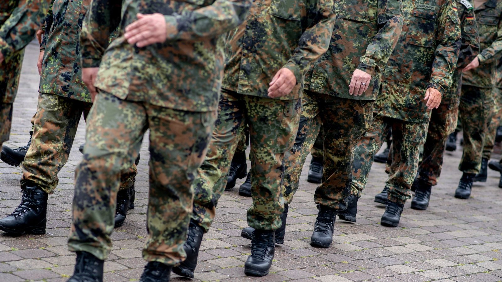 Reservisten der Bundeswehr marschieren.Foto: Hauke-Christian Dittrich/dpa Reservisten der Bundeswehr marschieren.Foto: Hauke-Christian Dittrich/dpa