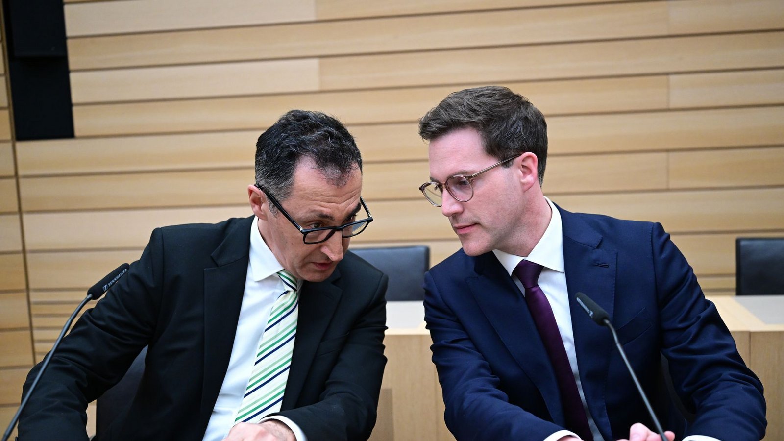Cem Özdemir und Manuel Hagel (r.) müssen mit einem sehr ungewöhnlichen Wahlausgang klar kommen.Foto: dpa/Bernd Weißbrod Cem Özdemir und Manuel Hagel (r.) müssen mit einem sehr ungewöhnlichen Wahlausgang klar kommen.Foto: dpa/Bernd Weißbrod