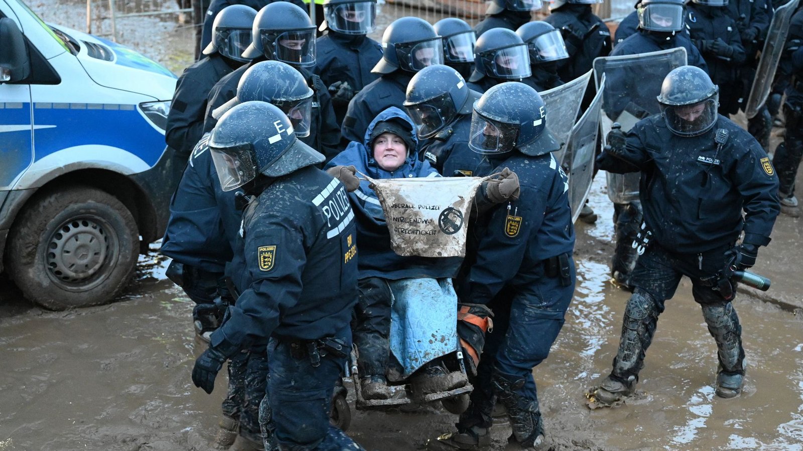 Baden-württembergische Polizisten tragen beim Einsatz in Lützerath am vergangenen Wochenende einen demonstrierenden Rollstuhlfahrer weg.Foto: dpa/Henning Kaiser Baden-württembergische Polizisten tragen beim Einsatz in Lützerath am vergangenen Wochenende einen demonstrierenden Rollstuhlfahrer weg.Foto: dpa/Henning Kaiser