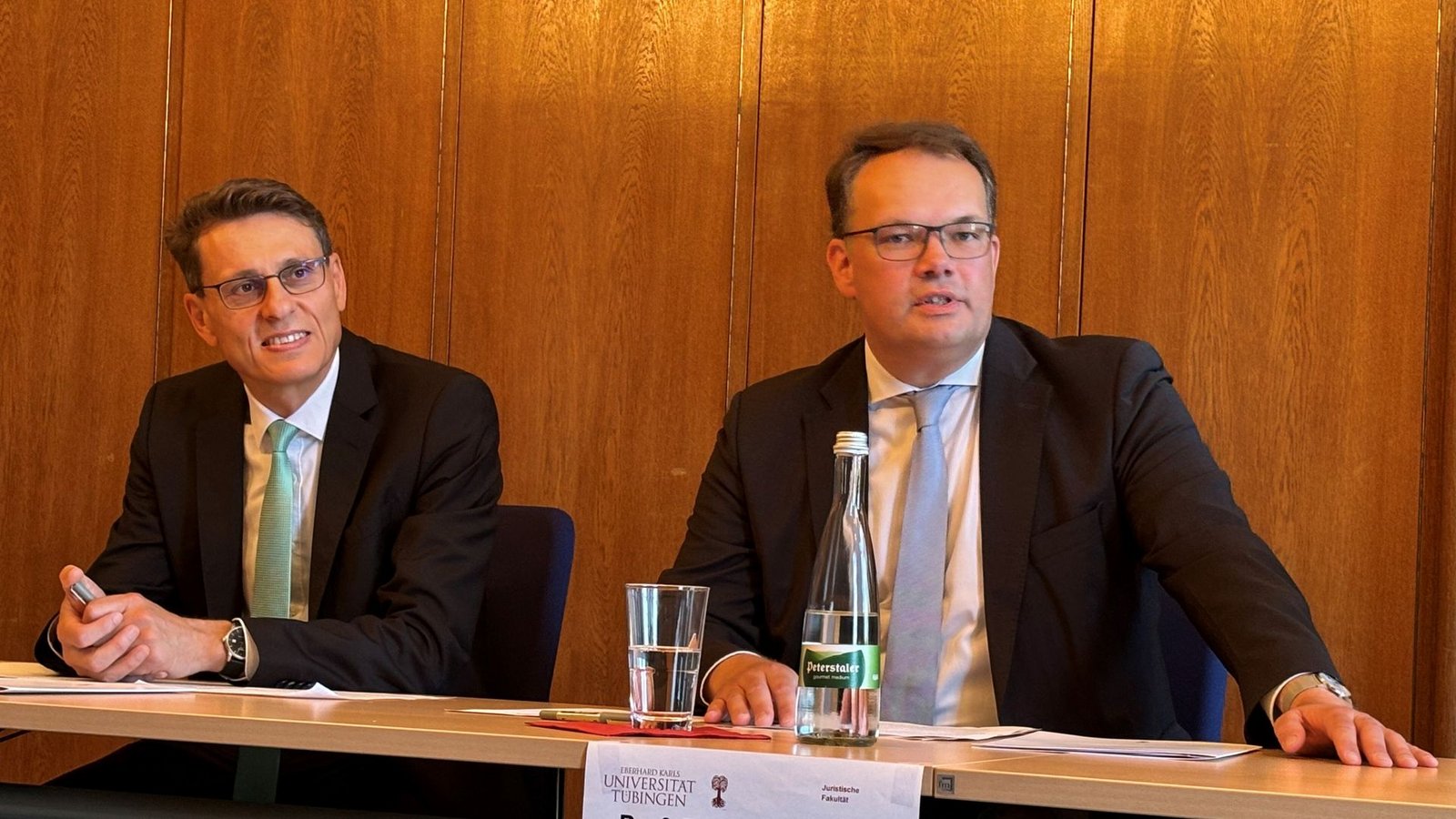 Gerichtspräsident Andreas Singer (li.) und der Tübinger Professor Jens-Hinrich Binder bei der Vorstellung des ProjektsFoto: STZN/Franz Feyder Gerichtspräsident Andreas Singer (li.) und der Tübinger Professor Jens-Hinrich Binder bei der Vorstellung des ProjektsFoto: STZN/Franz Feyder