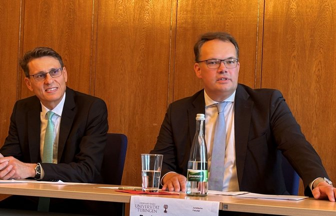 Gerichtspräsident Andreas Singer (li.) und der Tübinger Professor Jens-Hinrich Binder bei der Vorstellung des Projekts<span class='image-autor'>Foto: STZN/Franz Feyder</span>