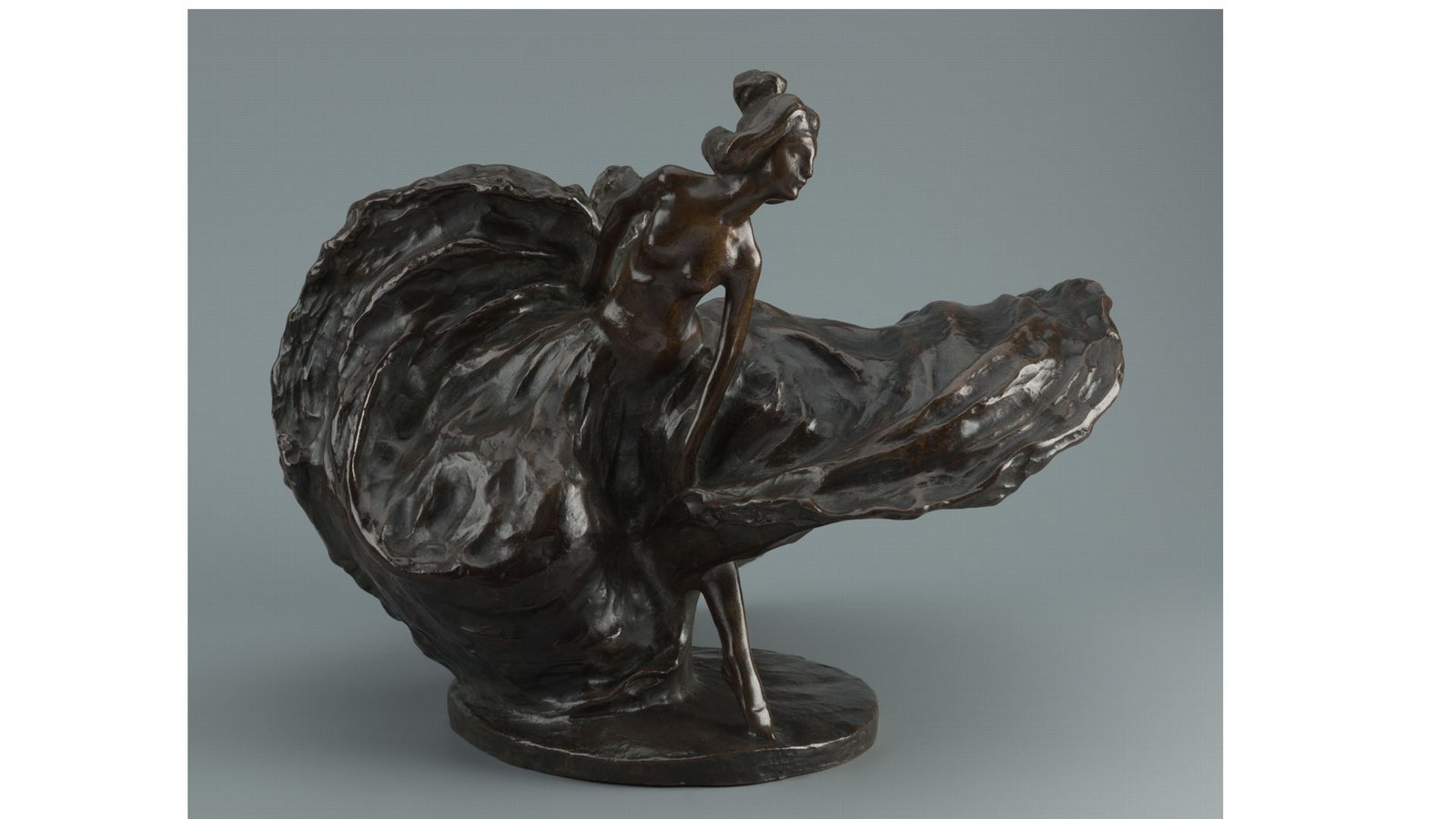 Man sieht förmlich die Bewegung der Tänzerin: Figur „Loïe Fuller“, 1900–02,  geschaffen von Bernhard Hoetger, zu sehen auf der Mathildenhöhe in der Schau „4–3–2–1 DARMSTADT“.Foto: Institut Mathildenhöhe Darmstadt/Gregor Schuster Fotografie