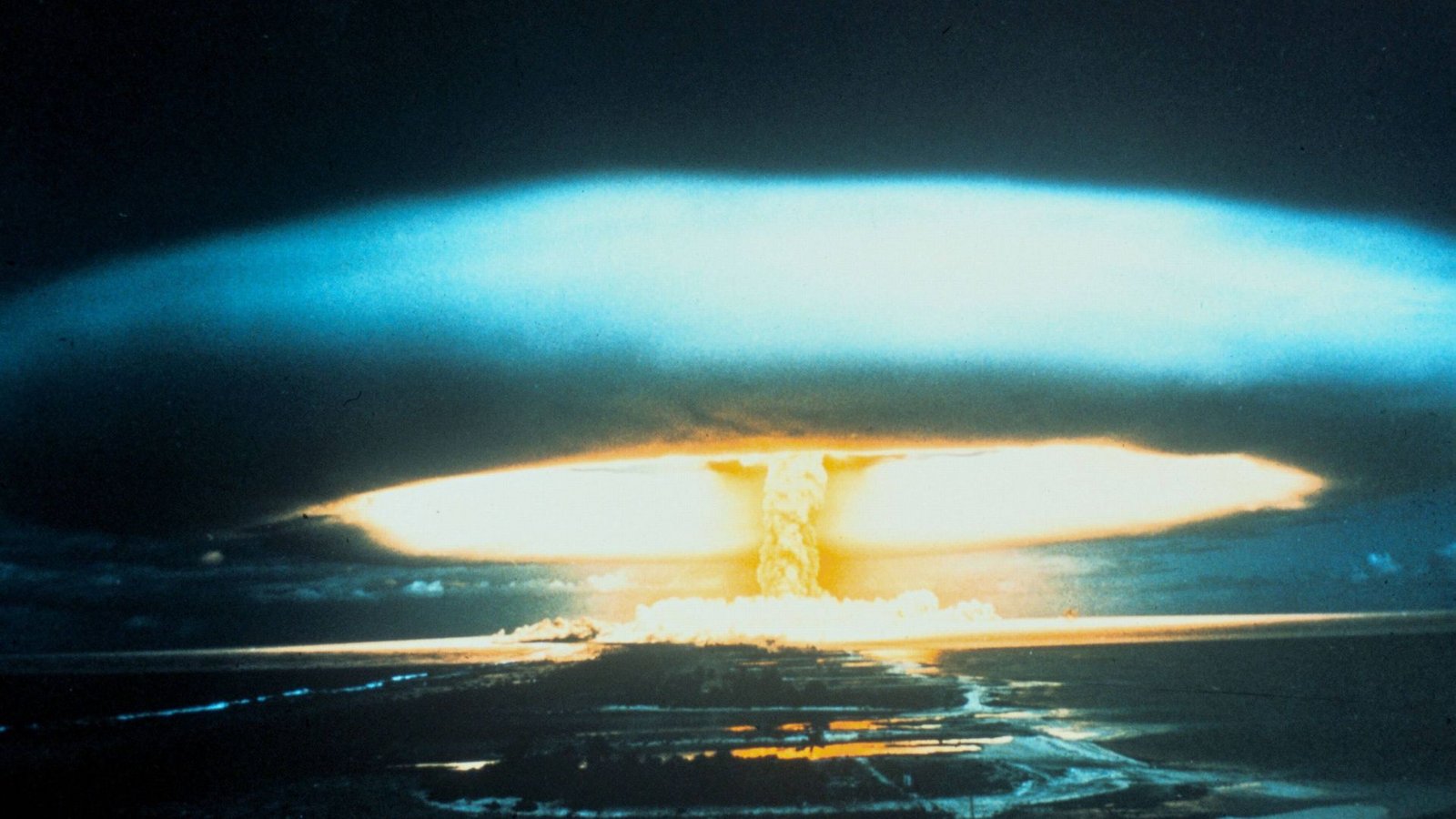 Detonation einer thermonuklearen Bombe mit 150 Megatonnen Sprengkraft im März 1954 auf dem Bikini Atoll.Foto: Imago/Photo12 Detonation einer thermonuklearen Bombe mit 150 Megatonnen Sprengkraft im März 1954 auf dem Bikini Atoll.Foto: Imago/Photo12
