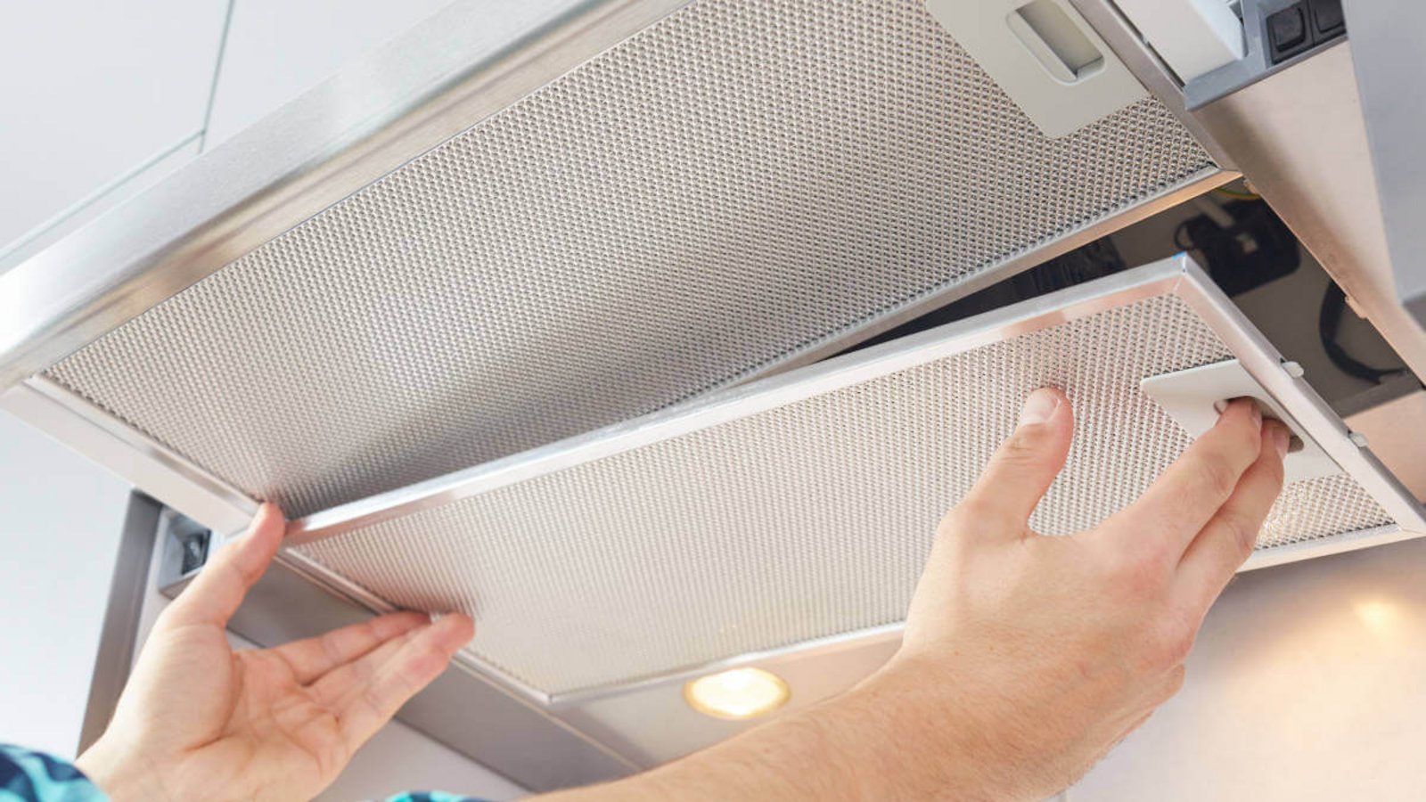 In diesem Artikel zeigen wir Ihnen, wie Sie die Metallfilter einer Dunstabzugshaube in wenigen Schritten reinigen. (Spülmaschine und von Hand)Foto: Wertinio / Shutterstock.com In diesem Artikel zeigen wir Ihnen, wie Sie die Metallfilter einer Dunstabzugshaube in wenigen Schritten reinigen. (Spülmaschine und von Hand)Foto: Wertinio / Shutterstock.com