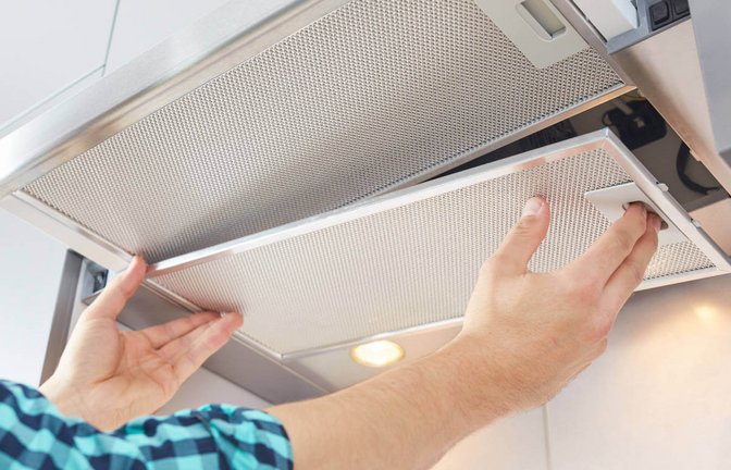 In diesem Artikel zeigen wir Ihnen, wie Sie die Metallfilter einer Dunstabzugshaube in wenigen Schritten reinigen. (Spülmaschine und von Hand)<span class='image-autor'>Foto: Wertinio / Shutterstock.com</span>