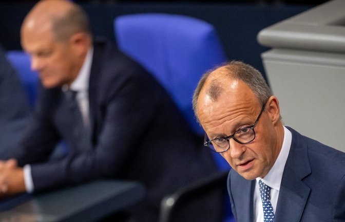 Im Bundestag: Kanzler Olaf Scholz (SPD)und sein Herausforderer Friedrich Merz (CDU). Im Bundestag: Kanzler Olaf Scholz (SPD)und sein Herausforderer Friedrich Merz (CDU).<span class='image-autor'>Foto: dpa/Michael Kappeler</span>