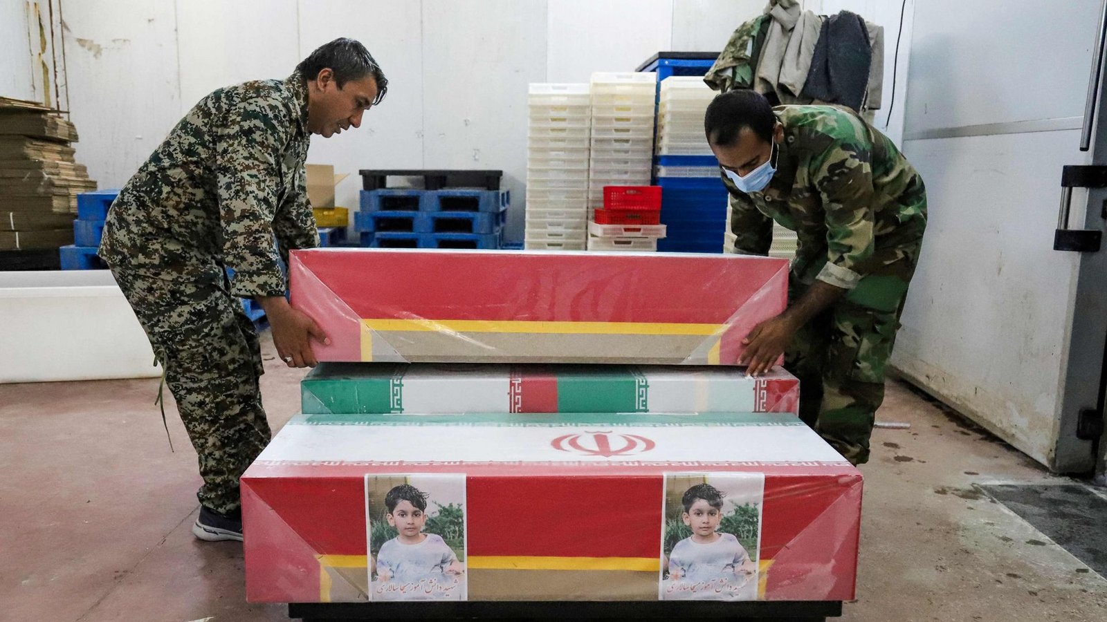 Iraner bereiten die Särge für Kinder vor, die bei dem Angriff auf die Schule in Minab starben.Foto: AFP/ISNA/Amirhossein Khorgooei