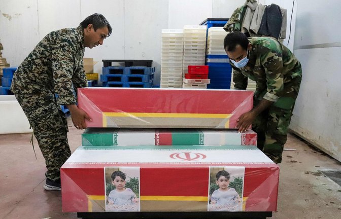 Iraner bereiten die Särge für Kinder vor, die bei dem Angriff auf die Schule in Minab starben.<span class='image-autor'>Foto: AFP/ISNA/Amirhossein Khorgooei</span>