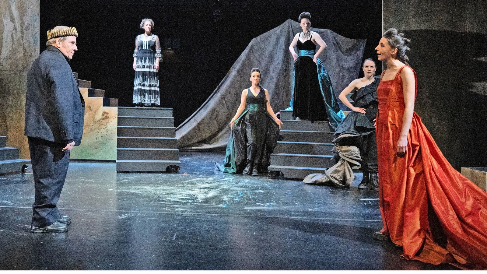 Priamos (Martin Theuer) und Kassandra (Lily Frank, rechts) kämpfen um die Wahrheit in „Kassandra und die Frauen Trojas“.Foto: Björn Klein