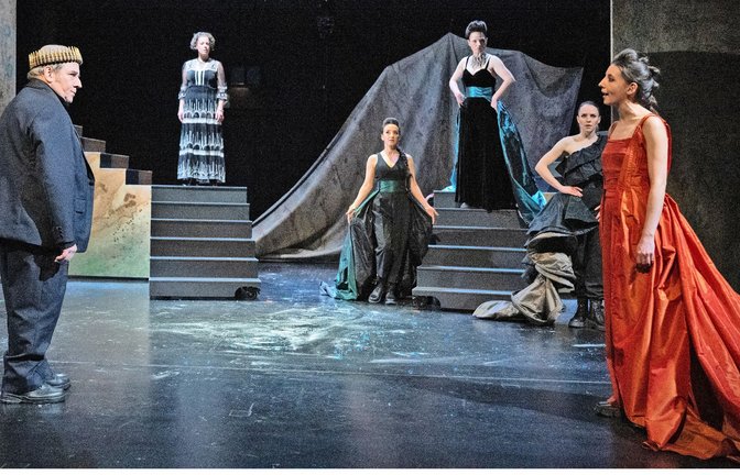 Priamos (Martin Theuer) und Kassandra (Lily Frank, rechts) kämpfen um die Wahrheit in „Kassandra und die Frauen Trojas“.<span class='image-autor'>Foto: Björn Klein</span>