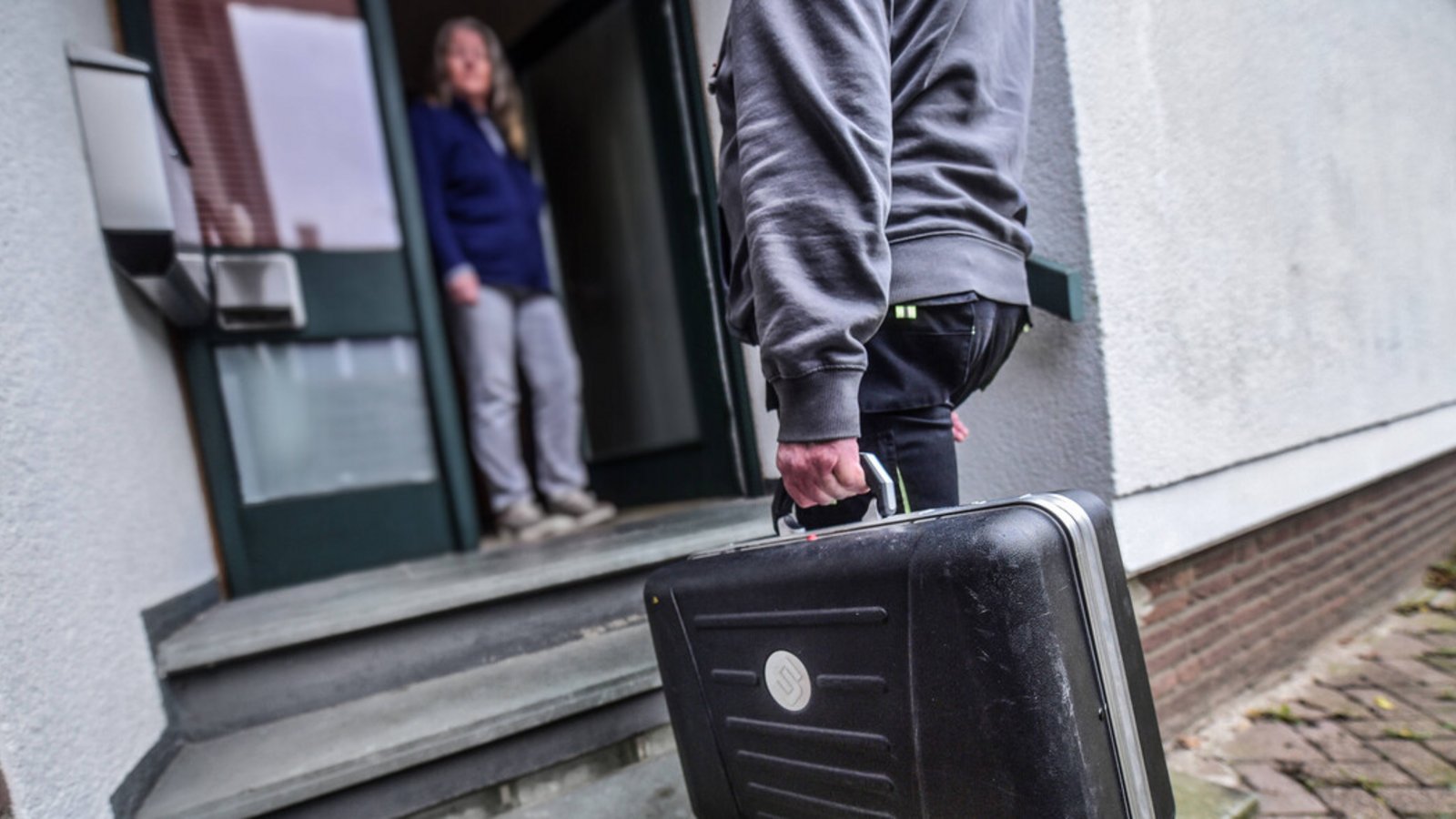 Insgesamt war der Elektriker 19 Minuten vor Ort. Er soll in der Wohnung eine Sicherung ausgetauscht haben.Foto: imago/Markus van Offern Insgesamt war der Elektriker 19 Minuten vor Ort. Er soll in der Wohnung eine Sicherung ausgetauscht haben.Foto: imago/Markus van Offern