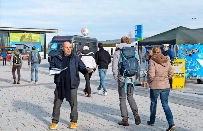 Flugblätter werden vor den Hallen verteilt – doch die Besucher der CMT ignorieren das weitgehend.<span class='image-autor'>Foto: Lichtgut/Stuttgart</span>