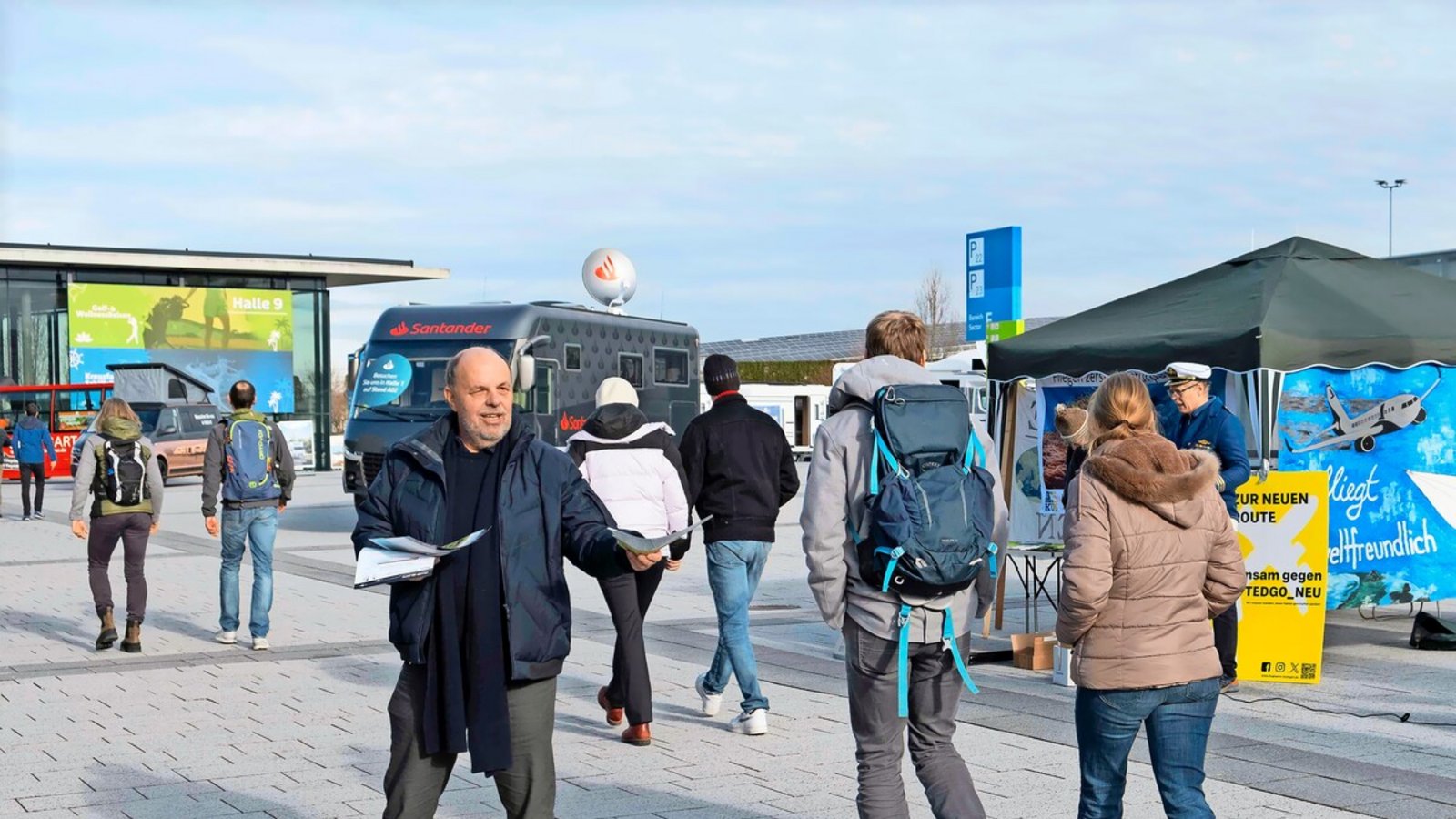Flugblätter werden vor den Hallen verteilt – doch die Besucher der CMT ignorieren das weitgehend.Foto: Lichtgut/Stuttgart Flugblätter werden vor den Hallen verteilt – doch die Besucher der CMT ignorieren das weitgehend.Foto: Lichtgut/Stuttgart