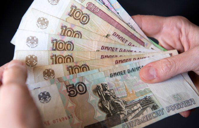 Ein Frau hält russische Rubel-Banknoten in den Händen: Die Europäische Union hat  schwerwiegenden Sanktionen gegen die russische Zentralbank und Oligarchen  in Kraft gesetzt.<span class='image-autor'>Foto: dpa/Sven Hoppe</span>
