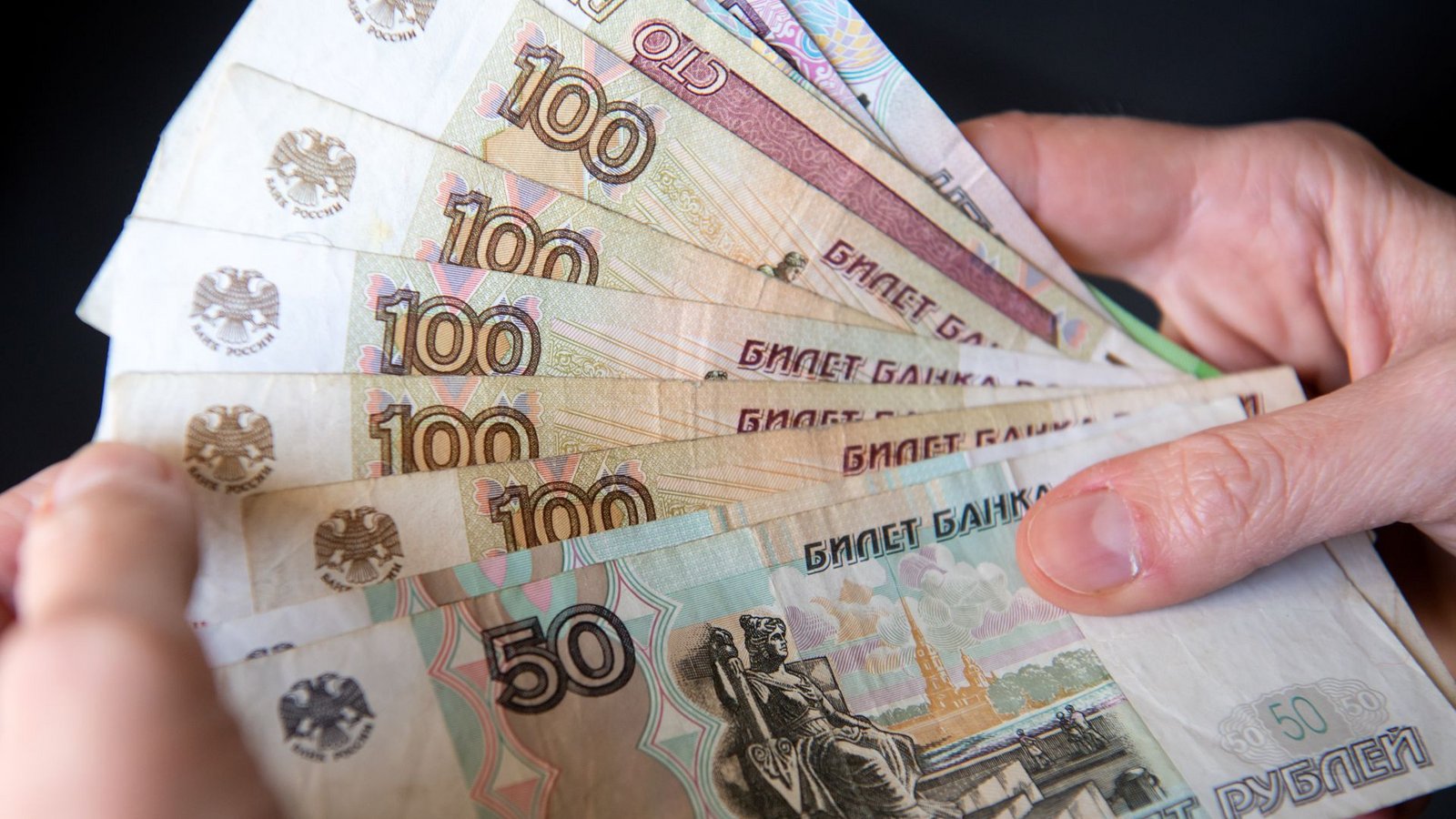 Ein Frau hält russische Rubel-Banknoten in den Händen: Die Europäische Union hat schwerwiegenden Sanktionen gegen die russische Zentralbank und Oligarchen in Kraft gesetzt.Foto: dpa/Sven Hoppe Ein Frau hält russische Rubel-Banknoten in den Händen: Die Europäische Union hat schwerwiegenden Sanktionen gegen die russische Zentralbank und Oligarchen in Kraft gesetzt.Foto: dpa/Sven Hoppe