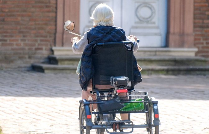 Manch eine gesundheitlich angeschlagene Witwe muss mit magerer Pension leben (Symbolbild).<span class='image-autor'>Foto: IMAGO/Michael Gstettenbauer</span>