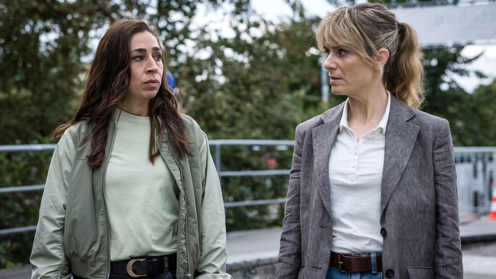 Leichenfund an der Limmat: Es ist nicht der einzige Tote, mit dem sich Kommissarin Tessa Ott (Carol Schuler, l.) und ihre Kollegin Kommissarin Isabelle Grandjean (Anna Pieri Zuercher) beschäftigen müssen.Foto: SRF/Sava Hlavacek Leichenfund an der Limmat: Es ist nicht der einzige Tote, mit dem sich Kommissarin Tessa Ott (Carol Schuler, l.) und ihre Kollegin Kommissarin Isabelle Grandjean (Anna Pieri Zuercher) beschäftigen müssen.Foto: SRF/Sava Hlavacek