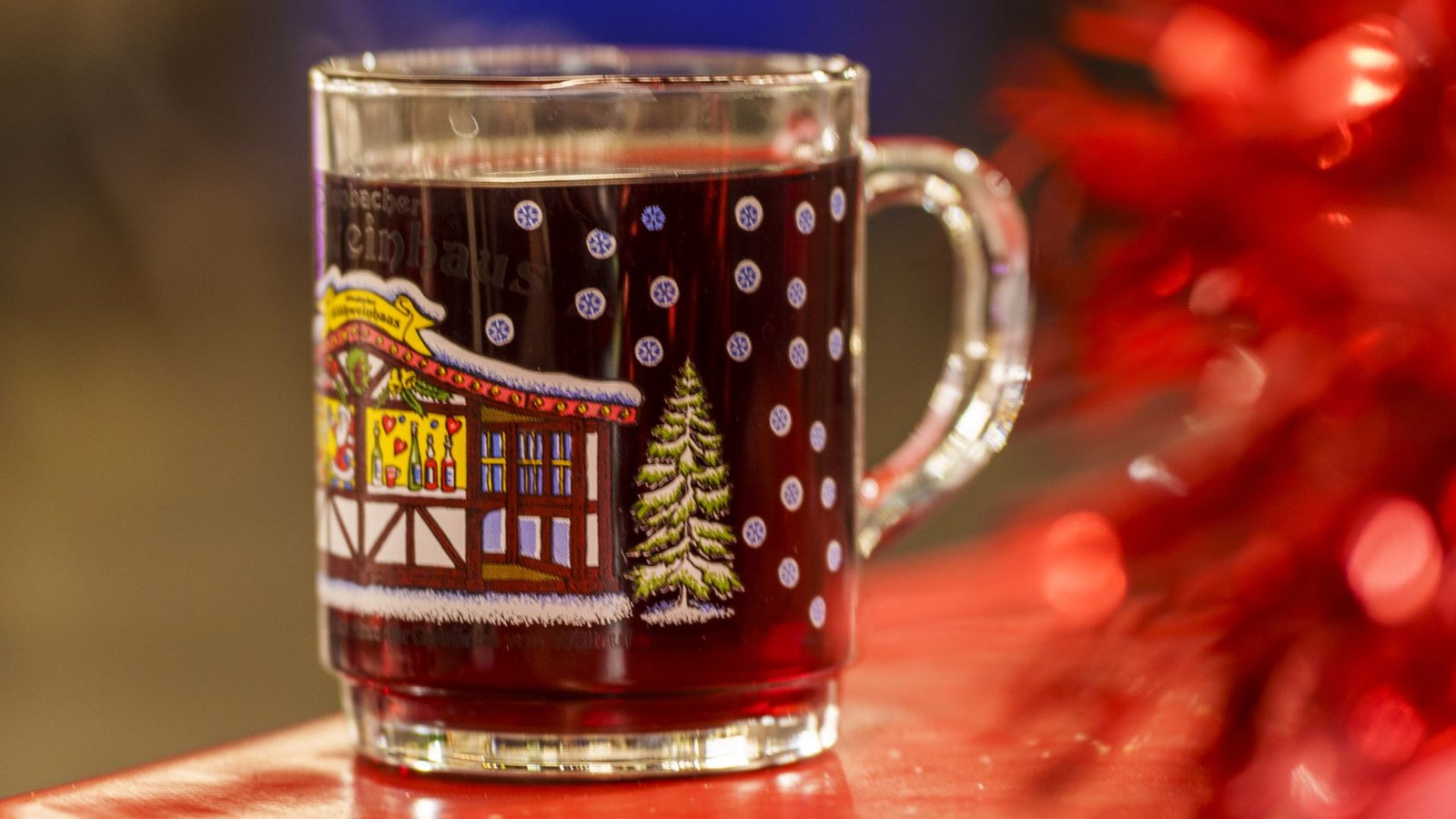 Glühwein gehört zu jedem Weihnachtsmarkt. Die EU regelt über eine Verordnung, was ins Glas gefüllt werden darf.Foto: Andreas Arnold/dpa/Andreas Arnold Glühwein gehört zu jedem Weihnachtsmarkt. Die EU regelt über eine Verordnung, was ins Glas gefüllt werden darf.Foto: Andreas Arnold/dpa/Andreas Arnold