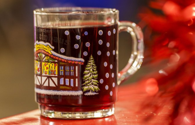 Glühwein gehört zu jedem Weihnachtsmarkt. Die EU regelt über eine Verordnung, was ins Glas gefüllt werden darf.<span class='image-autor'>Foto: Andreas Arnold/dpa/Andreas Arnold</span>