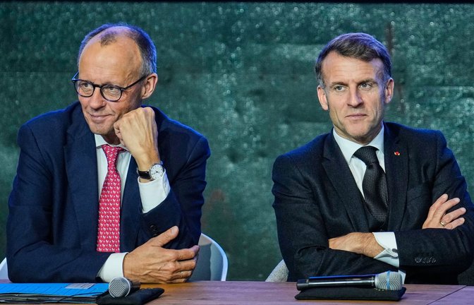 Haben sich im Moment eher wenig zu sagen: Bundeskanzler Merz (links) und Frankreichs Präsident Macron. Das angespannte Verhältnis belastet auch den EU-Gipfel im belgischen Alden Biesen .<span class='image-autor'>Foto: Ebrahim Noroozi/Pool AP/dpa</span>