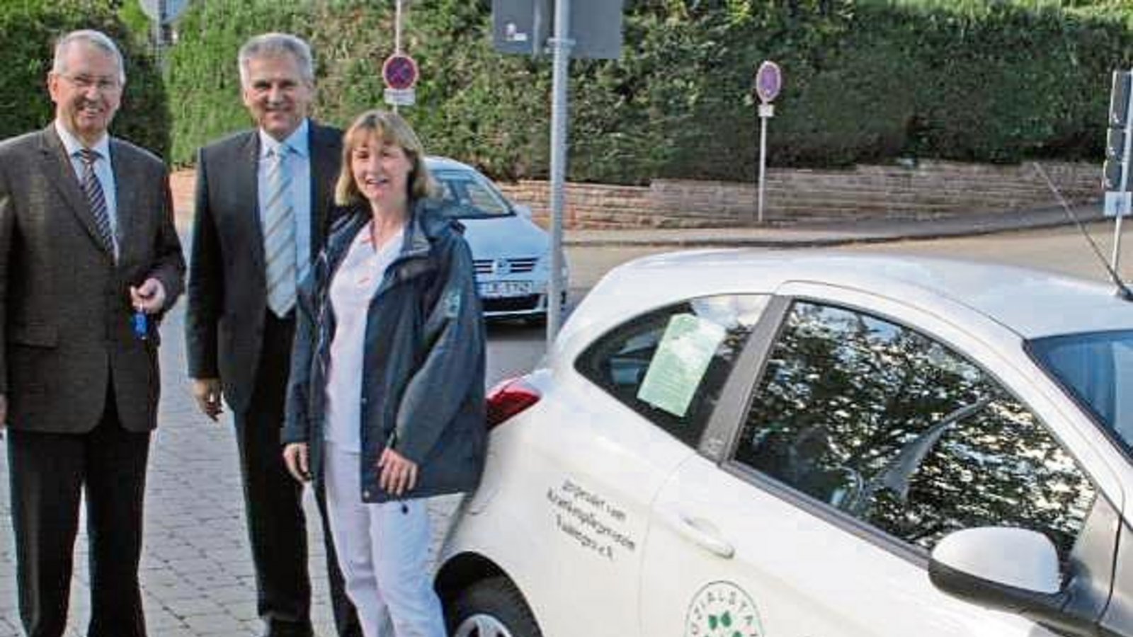 Der Krankenpflegeverein Vaihingen möchte für die Sozialstation wieder ein neues Einsatzfahrzeug anschaffen. Deswegen beteiligt sich der KPV an der VKZ-Weihnachtsaktion „Von Bürgern, für Bürger“. Unser Bild zeigt eine frühere Übergabe eines Pkw, den der Krankenpflegeverein der Sozialstation im Jahr 2014 gespendet hat. Links KPV-Vorsitzender Friedrich Wahl, daneben der Vaihinger OB Gerd Maisch. Foto: p Der Krankenpflegeverein Vaihingen möchte für die Sozialstation wieder ein neues Einsatzfahrzeug anschaffen. Deswegen beteiligt sich der KPV an der VKZ-Weihnachtsaktion „Von Bürgern, für Bürger“. Unser Bild zeigt eine frühere Übergabe eines Pkw, den der Krankenpflegeverein der Sozialstation im Jahr 2014 gespendet hat. Links KPV-Vorsitzender Friedrich Wahl, daneben der Vaihinger OB Gerd Maisch. Foto: p