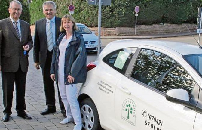 Der Krankenpflegeverein Vaihingen möchte für die Sozialstation wieder ein neues Einsatzfahrzeug anschaffen. Deswegen beteiligt sich der KPV an der VKZ-Weihnachtsaktion „Von Bürgern, für Bürger“. Unser Bild zeigt eine frühere Übergabe eines Pkw, den der Krankenpflegeverein der Sozialstation im Jahr 2014 gespendet hat. Links KPV-Vorsitzender Friedrich Wahl, daneben der Vaihinger OB Gerd Maisch. Foto: p