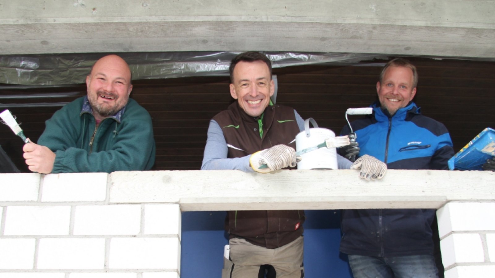 Gemeinderäte Martin Witsch, Andreas Weis und Dominik Giersch (von links) im Malereinsatz. Gemeinderäte Martin Witsch, Andreas Weis und Dominik Giersch (von links) im Malereinsatz.