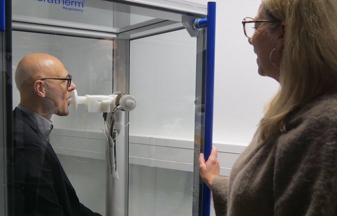Lungenfunktionsdiagnostik in einer sogenannten Messkabine: Daniela Lattuca zeigt, wie Atemvolumen und Lungenleistung auch bei komplexen Krankheitsbildern präzise bestimmt werden. Fotos: Friedrich