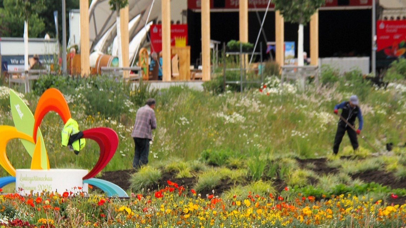 Pflänzchen wechsel dich: Die Frühjahrsblumen weichen aktuell der Sommerbepflanzung. Pflänzchen wechsel dich: Die Frühjahrsblumen weichen aktuell der Sommerbepflanzung.